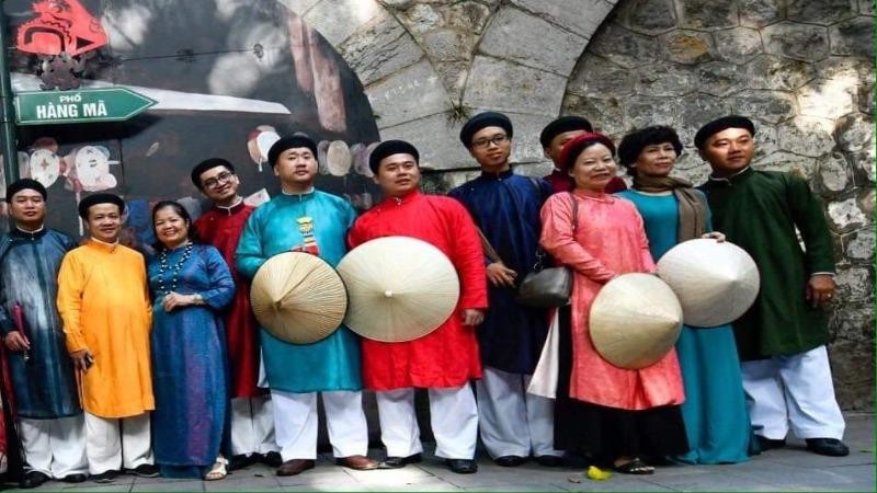Áo dài ngũ thân do các thành viên Câu lạc bộ Đình làng Việt xuống phố. 
