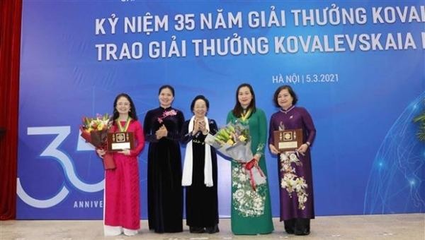 Các tập thể và cá nhân nhận Giải thưởng Kovalevskaia năm 2020.