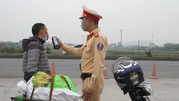 Kiểm tra nồng độ cồn người điều khiển phương tiện giao thông.