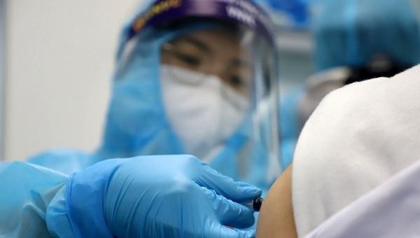 Tiêm  vaccine Covid-19 của AstraZeneca cho nhân viên y tế.