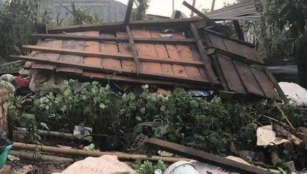 Lốc xoáy khiến nhà dân bị đổ sập.