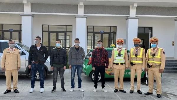 Lực lượng CSGT phát hiện nhiều người nhập cảnh trái phép.