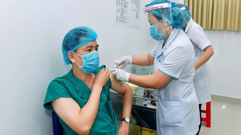 Tiêm vaccine ngừa Covid-19 cho nhân viên y tế. 