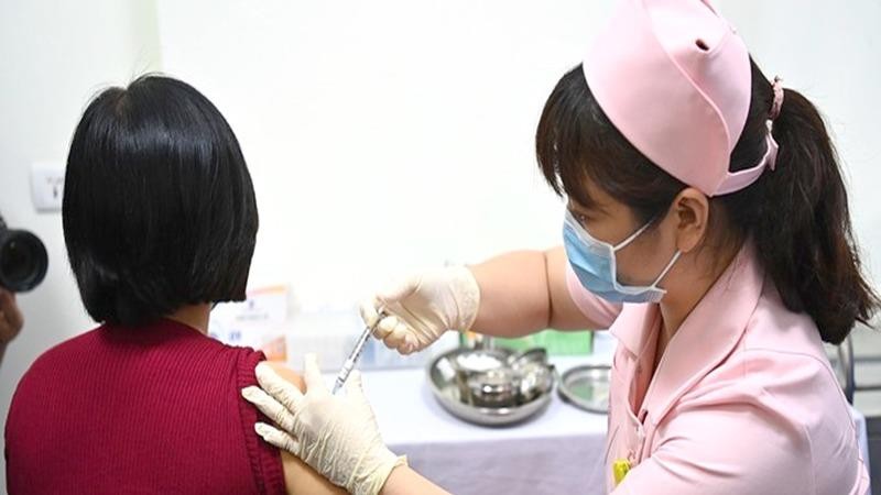 Tiêm vaccine ngừa Covid-19 cho người tình nguyện. 