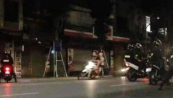 Nhóm đua xe bị cảnh sát ngăn chặn.