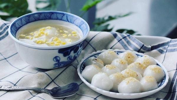 Tết Hàn thực người dân chuẩn bị bánh trôi, bánh chay cúng tổ tiên.