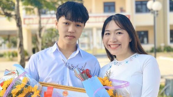 Đặng Văn Quang cùng cô giáo Văn Phương Trang - Trường THPT chuyên Lê Thánh Tông, Hội An.