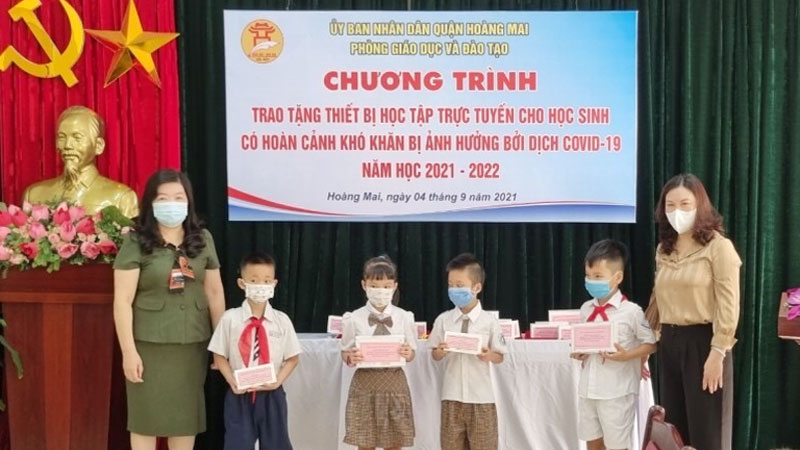 Phòng GD&ĐT quận Hoàng Mai tặng thiết bị học trực tuyến cho học sinh. 