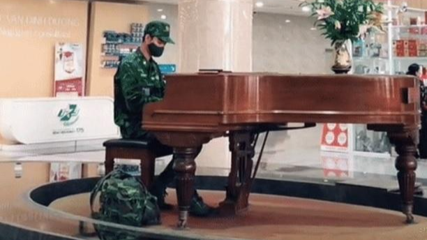 Hình ảnh anh bộ đội say sưa chơi nhạc bên cây đàn piano.