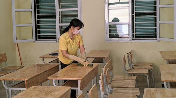 Dọn vệ sinh để chuẩn bị đón học sinh trở lại trường học trực tiếp.