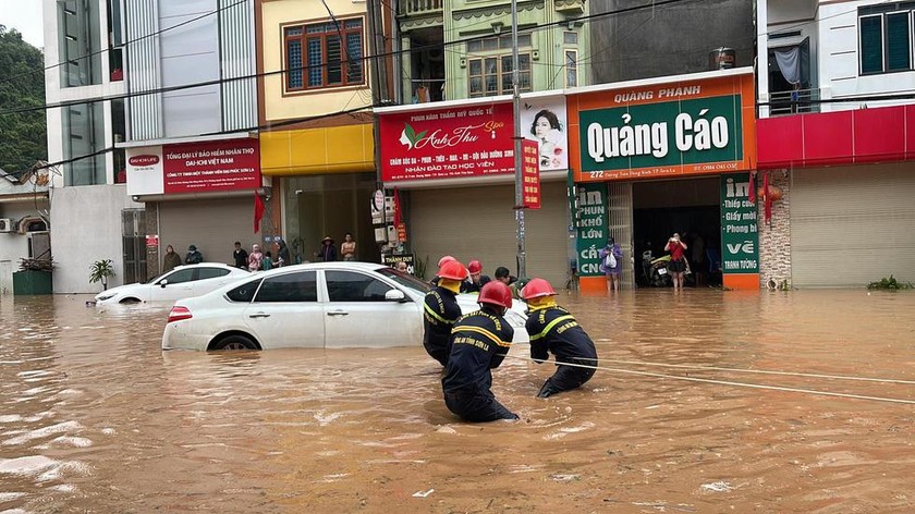 Lực lượng cảnh sát phòng cháy chữa cháy và cứu hộ cứu nạn đưa xe ra khỏi khu vực ngập sâu.