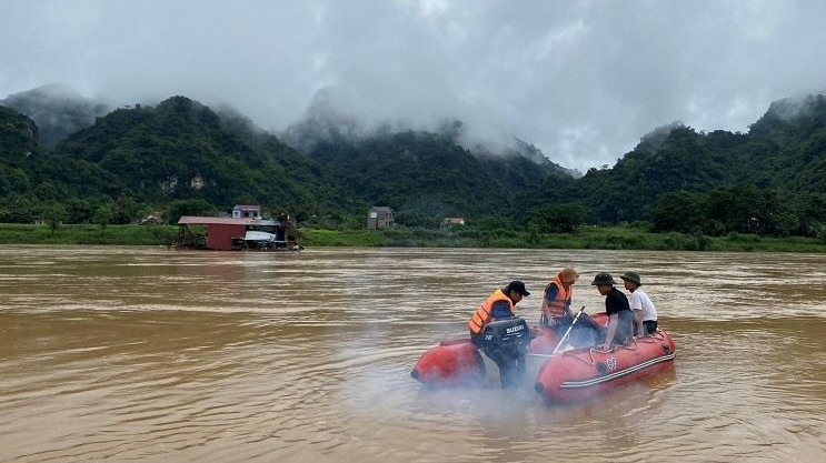 Lực lượng chức năng tìm kiếm nạn nhân. 