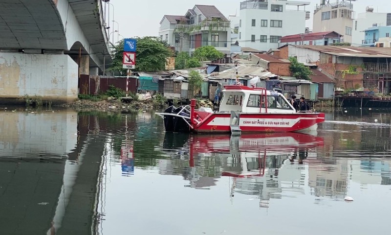 Lực lượng chức năng tìm kiếm nạn nhân.