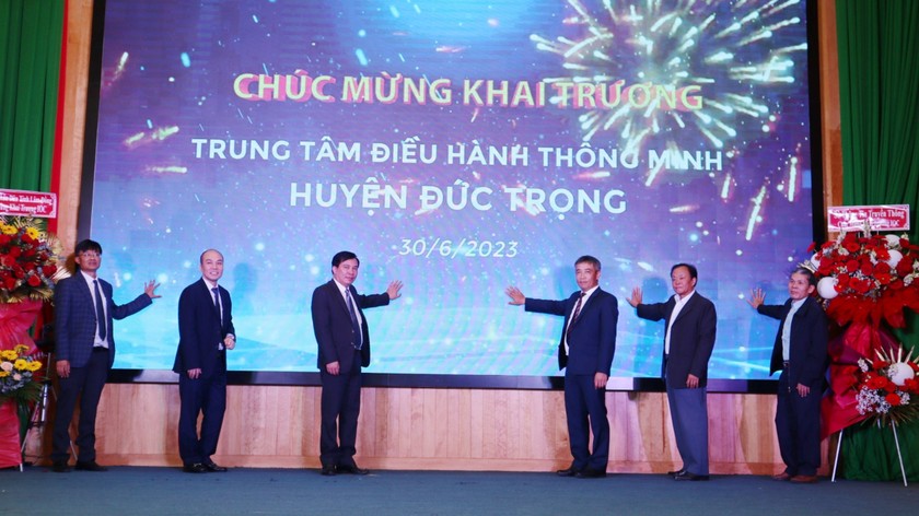 Các đại biểu nhấn nút khai trương Trung tâm điều hành thông minh huyện Đức Trọng.