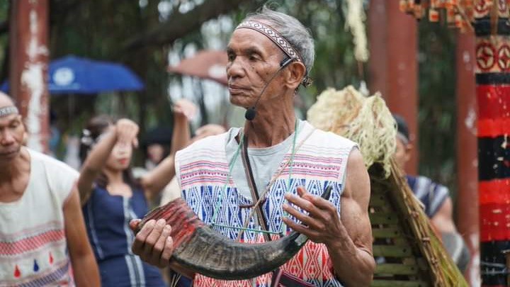 Nghệ nhân ưu tú K’Tiếu tại một biểu biểu diễn cồng chiêng.