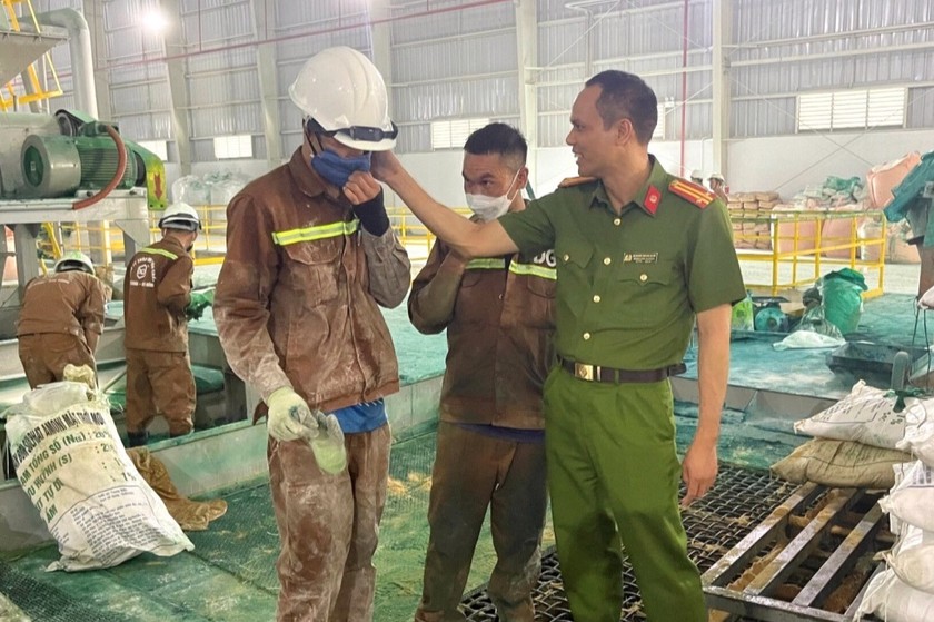 Lãnh đạo Công an huyện Cư Jút thăm hỏi, động viên các thanh niên được giới thiệu vào làm tại một số công ty. Ảnh Công an tỉnh Đắk Nông.