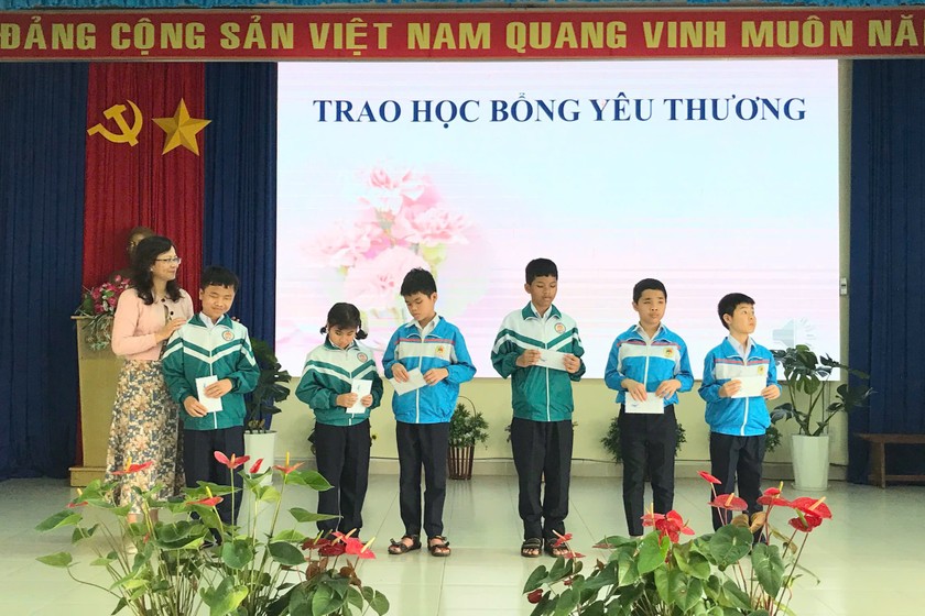 Trao học bổng cho các em học sinh khiếm thị Trường Tiểu học thực nghiệm Lê Quý Đôn.