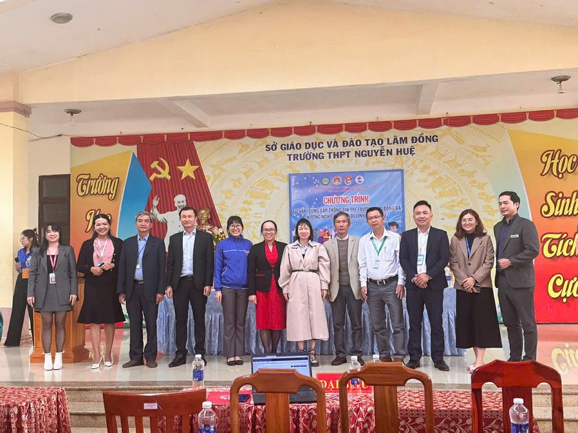 Đại diện Trung tâm dịch vụ việc làm tỉnh Lâm Đồng và các đơn vị tham gia buổi tư vấn.