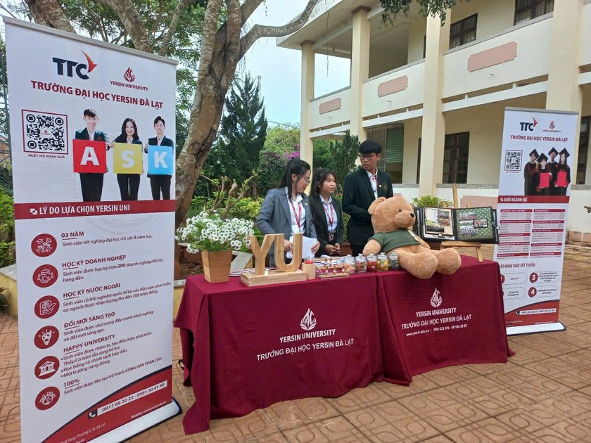 Chương trình tư vấn nghề nghiệp thu hút đông đảo các doanh nghiệp trong và ngoài tỉnh Lâm Đồng tham gia.