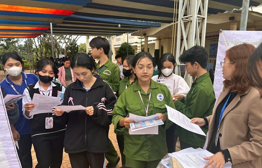Học sinh nộp hồ sơ tham gia tuyển dụng tại chương trình.