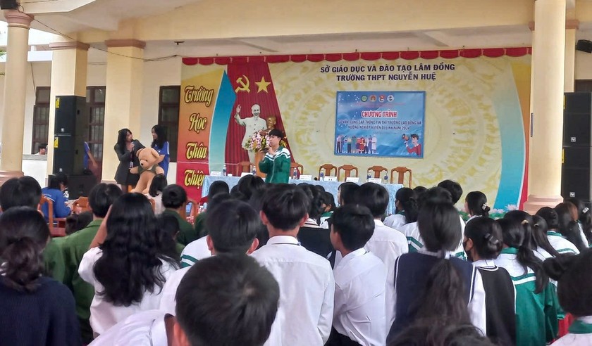 Đông đảo học sinh tham gia buổi tư vấn, định hướng nghề nghiệp.