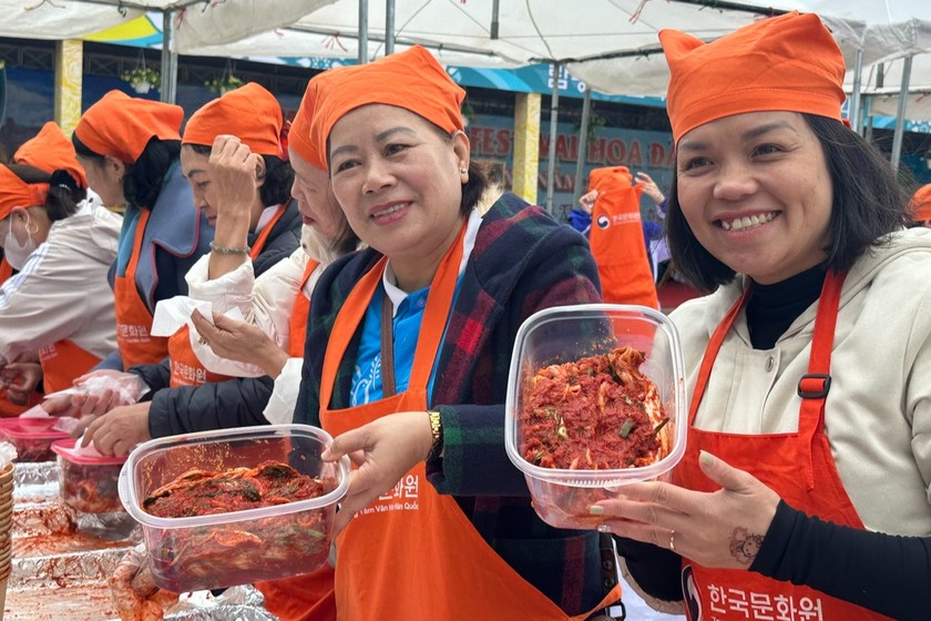 Người dân, du khách trải nghiệm làm kim chi Hàn Quốc ở Đà Lạt