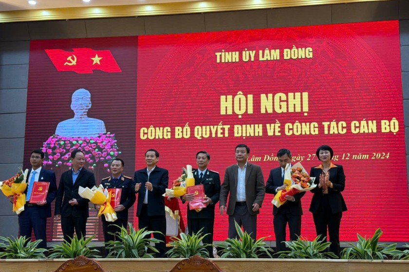 Lãnh đạo Tỉnh ủy Lâm Đồng trao quyết định và tặng hoa chúc mừng 4 cán bộ được chỉ định tham gia Ban Chấp hành Đảng bộ tỉnh Lâm Đồng.