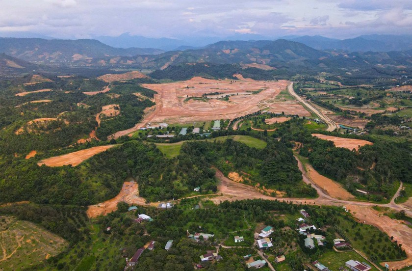 Một góc Dự án trường đua ngựa, đua chó Thiên Mã Madagui - Câu lạc bộ Polo và ngựa biểu diễn đang triển khai dở dang.