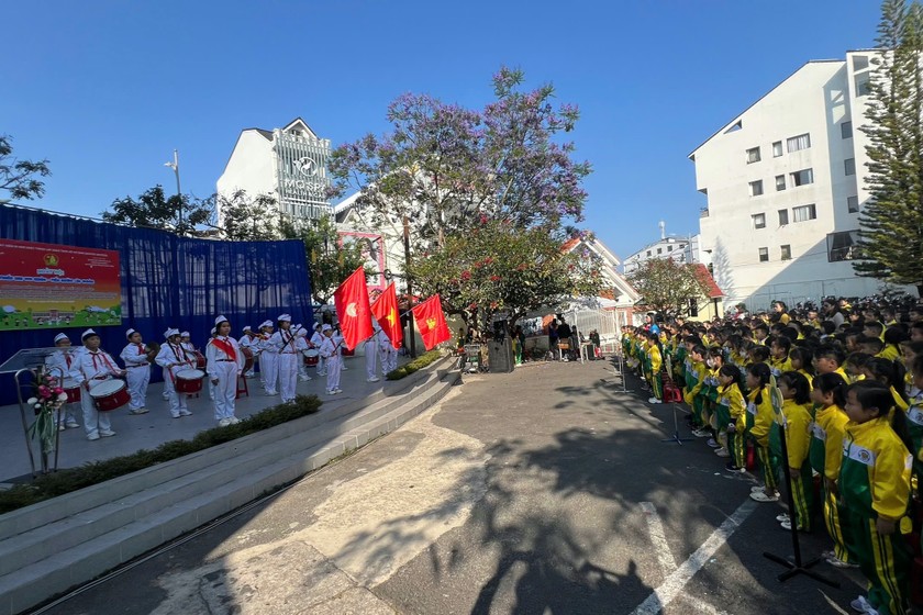 Nghi thức chào cờ tại Ngày hội “Thiếu nhi vui khoẻ - Tiến bước lên Đoàn” cấp tỉnh, phát động 5 tuần thi đua cao điểm chào mừng kỷ niệm 50 năm Ngày Giải phóng miền Nam, thống nhất đất nước.