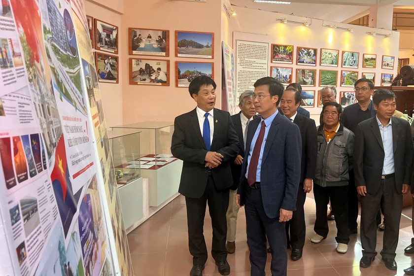 Các đại biểu tham quan khu triển lãm.