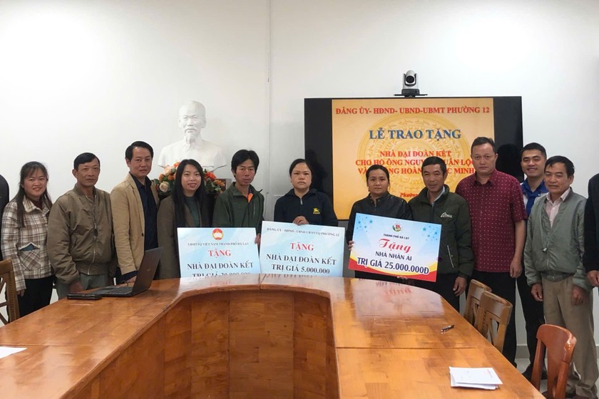 Đại điện Thành đoàn Đà Lạt cùng đại diện lãnh đạo phường 12 trao tặng bảng tượng trưng số tiền hỗ trợ xây dựng nhà đại đoàn kết cho gia đình ông Nguyễn Xuân Lộc và ông Hoàng Ngọc Minh.