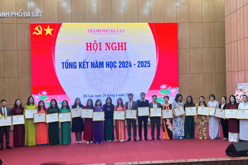 Các tập thể được tặng Giấy khen của Chủ tịch UBND TP Đà Lạt đạt thành tích trong năm học 2024-2025.