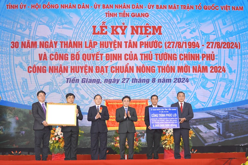 Huyện Tân Phước (Tiền Giang) đạt chuẩn nông thôn mới 