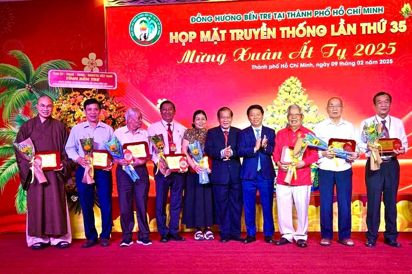 Phó Bí thư Thường trực Tỉnh ủy Trần Thanh Lâm trao kỷ niệm chương cho các đại biểu.