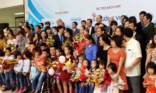 Đại diện cho 1000 em bé chào đời bằng phương pháp TTTON tại buổi lễ kỷ niệm