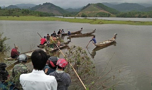 Thi thể cháu T. được phát hiện nổi trên sông A Sáp