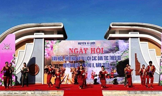 Văn nghệ chào mừng ngày hội Văn hóa, Thể thao và Du lịch các dân tộc thiểu số (ảnh M. Hùng)