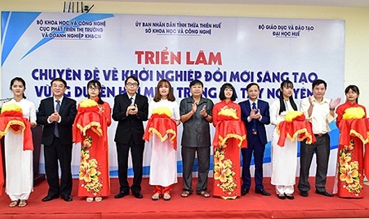 Lễ cắt băng khai mạc triển lãm