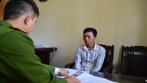 Đối tượng Lê Quang Linh ra đầu thú sau một thời gian trốn truy nã