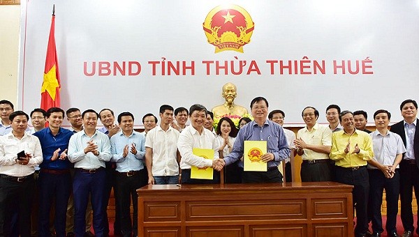 Lãnh đạo UBND hai tỉnh ký văn bản thỏa thuận (ảnh CTTĐT)