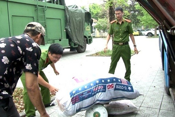 Khoảng 400 kg da lợn không rõ nguồn gốc bị bắt giữ khi đang trên đường đi tiêu thụ