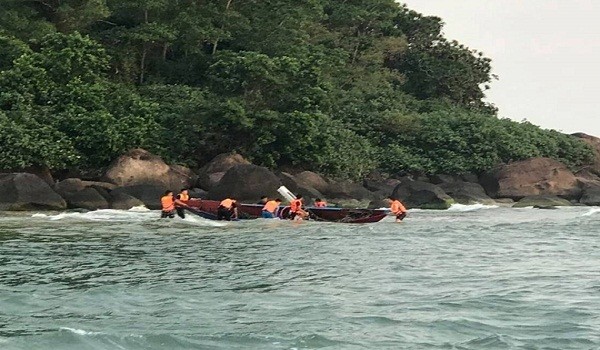 Lực lượng Đồn biên phòng cửa khẩu Cảng Chân Mây đưa ngư dân Cường và phương tiện vào bờ an toàn