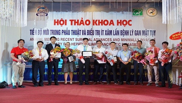 Lãnh đạo bệnh viện Trung ương Huế tặng hoa cho các đại biểu về tham dự hội thảo lần này