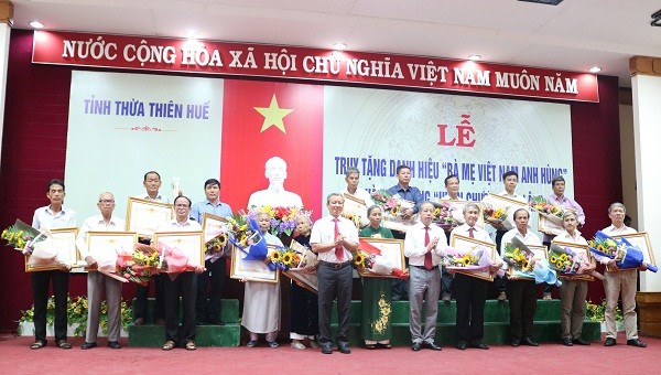 Trao danh hiệu "Bà mẹ Việt Nam Anh hùng" cho thân nhân các Mẹ