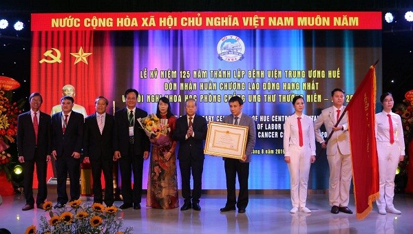 Bệnh viện Trung ương Huế đón nhận Huân chương Lao động hạng Nhất