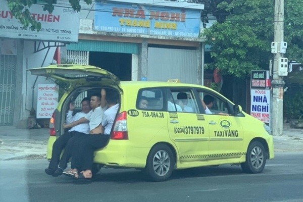 Xe taxi nhồi nhét 11 người lưu thông trên QL1A 