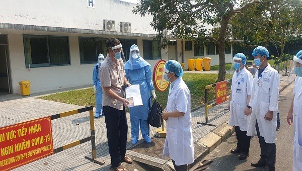 Lãnh đạo Bệnh viện Trung ương Huế làm thủ tục xuất viện cho nam du khách người Anh sau quá trình điều trị và đã khỏi bệnh