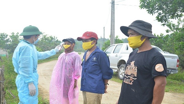 Cơ quan chức năng đo thân nhiệt cho các công dân trước khi đưa đi cách ly theo quy định