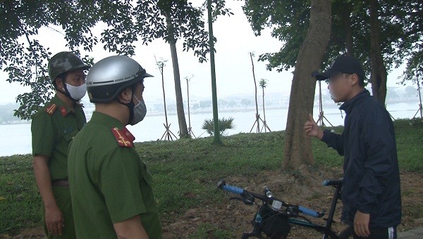 Một trường hợp không đeo khẩu trang khi tập thể dục tại Công viên Phú Xuân (TP Huế)