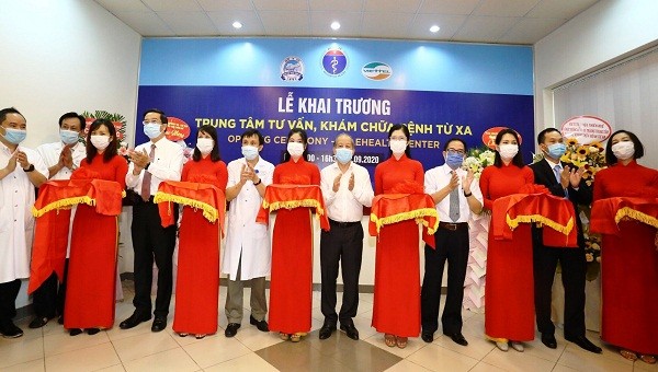 Lễ cắt băng khai trương Trung tâm tư vấn, khám chữa bệnh từ xa.